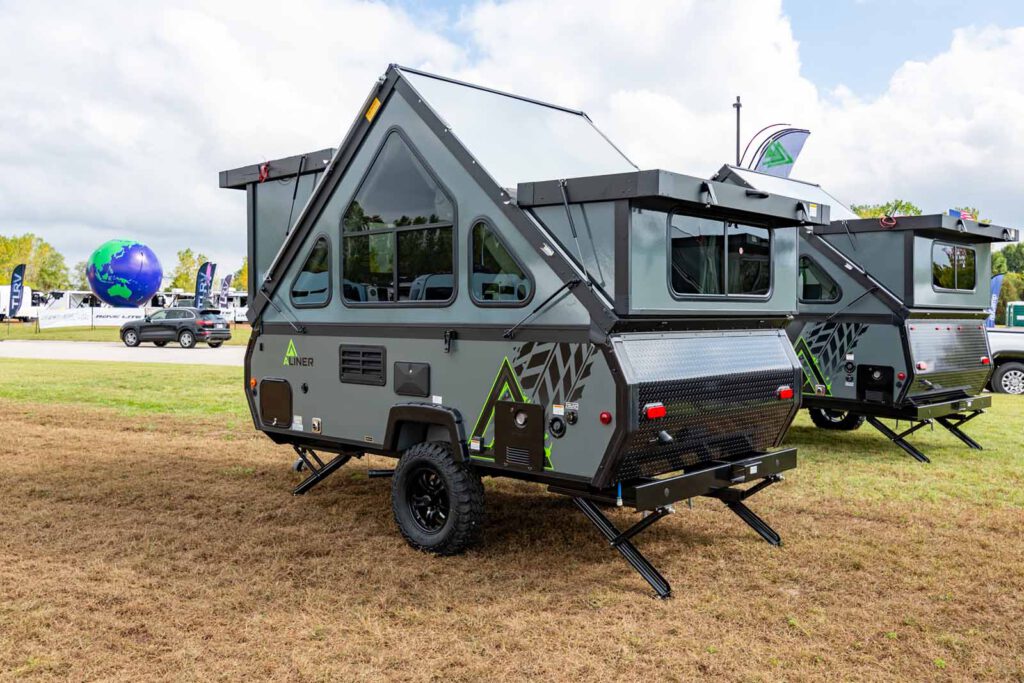 Aliner Evolution 12 Klapp Anhänger beim Camping